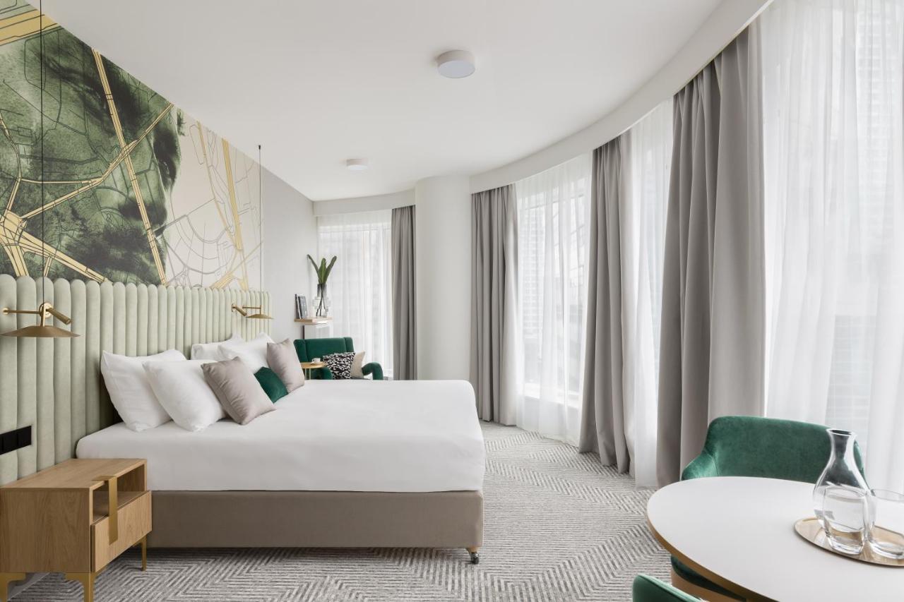 Narożny apartament typu junior suite z łóżkiem typu king-size i widokiem na okolicę